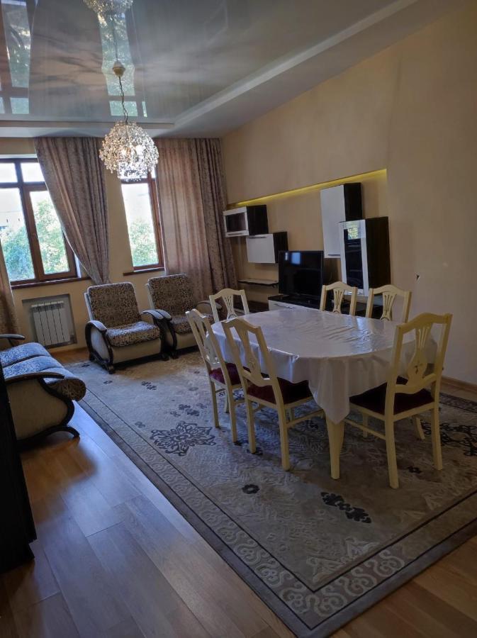 2 Room Flat Almaty Bagian luar foto